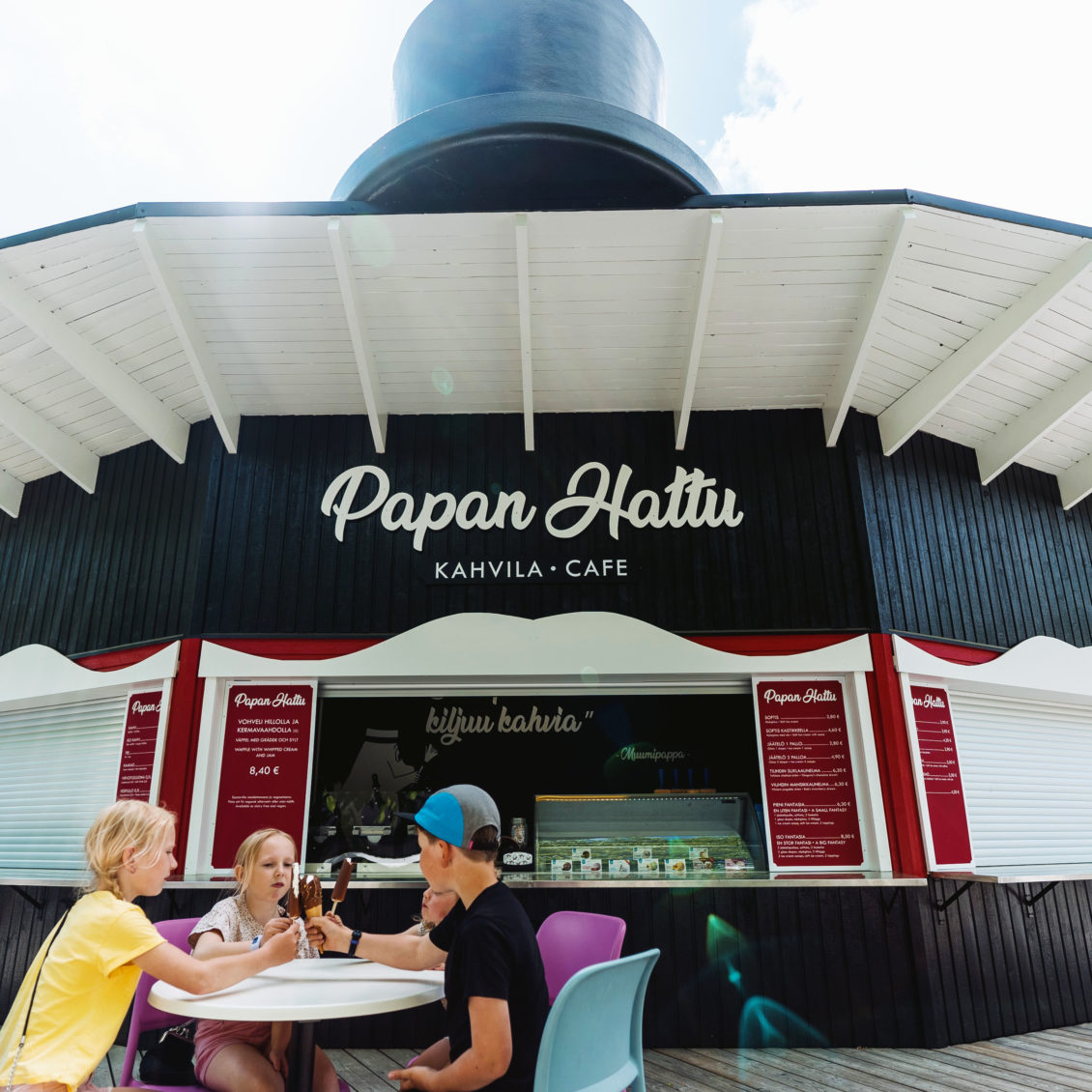 Kids are eating ice cream in the terrace of Café Pappa’s Hat